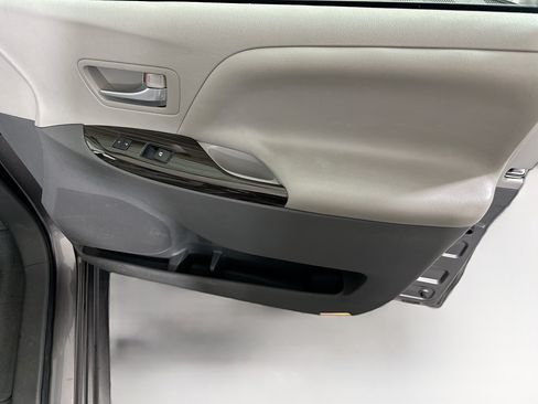 Used 2016 Toyota Sienna XLE w/ XLE Navigation Package FWD image 30