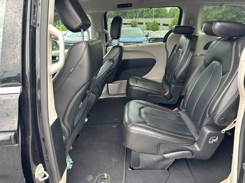 Used 2023 Chrysler Pacifica Touring-L FWD image 10