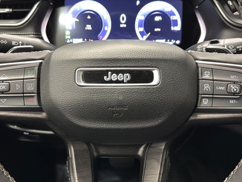 Used 2024 Jeep Grand Cherokee Limited w/ Luxury Tech Group II AWD/4WD image 16