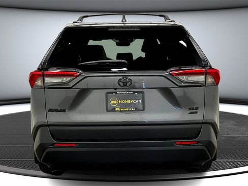 Used 2021 Toyota RAV4 XLE Premium image 5