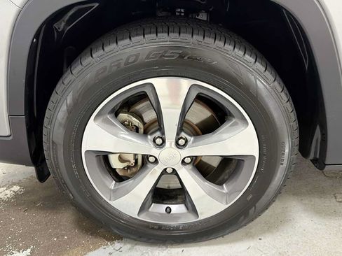 Used 2019 Jeep Cherokee Limited w/ Luxury Group AWD/4WD image 10