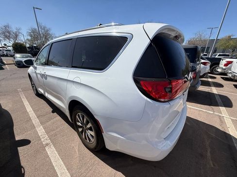 Used 2021 Chrysler Pacifica Touring-L FWD image 4