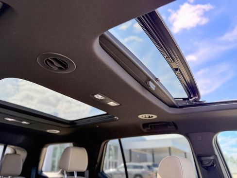 Used 2022 Chevrolet Traverse Premier image 14