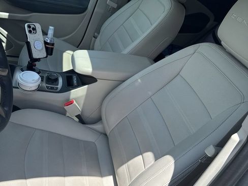 Used 2023 GMC Terrain Denali w/ Denali Premium Package AWD/4WD image 7
