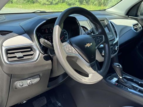 Used 2019 Chevrolet Equinox LS w/ LS Convenience Package AWD/4WD image 3