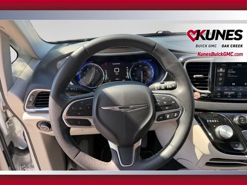 Used 2023 Chrysler Pacifica Touring-L FWD image 15
