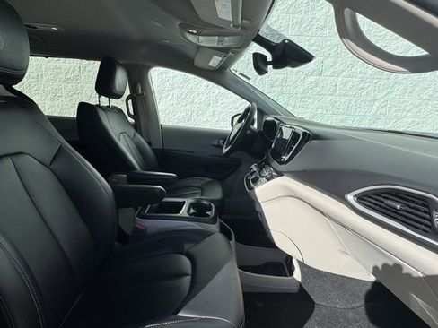 Used 2024 Chrysler Pacifica Touring-L image 15