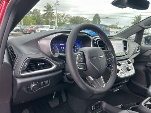 New 2026 Chrysler Pacifica Select image 11