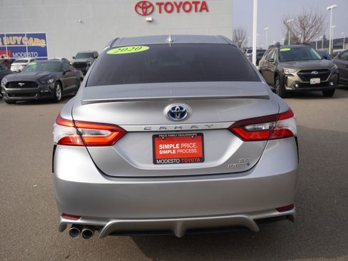 Used 2020 Toyota Camry SE w/ Sunroof Package image 10