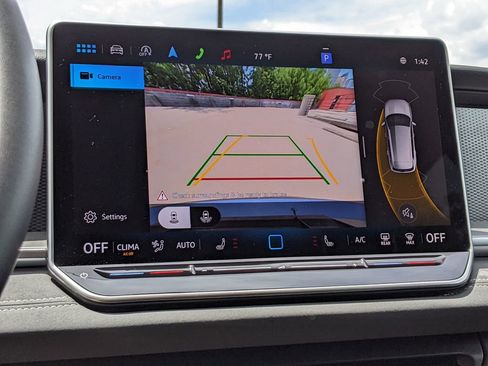 Certified 2025 Volkswagen Tiguan SE AWD/4WD image 16
