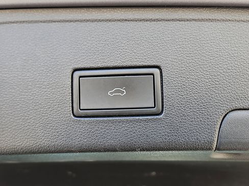 Certified 2022 Volkswagen Atlas Cross Sport SE image 7