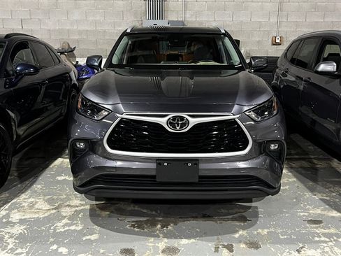 Used 2023 Toyota Highlander XLE AWD/4WD image 2