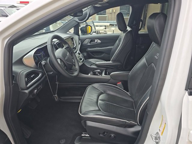 Used 2025 Chrysler Pacifica Limited FWD image 9