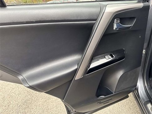 Used 2016 Toyota RAV4 Limited image 12