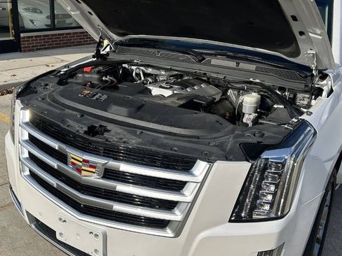 Used 2016 Cadillac Escalade ESV Luxury image 42