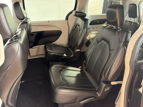 Used 2023 Chrysler Pacifica Touring-L FWD image 7
