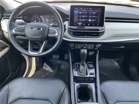 Used 2022 Jeep Compass Limited image 3