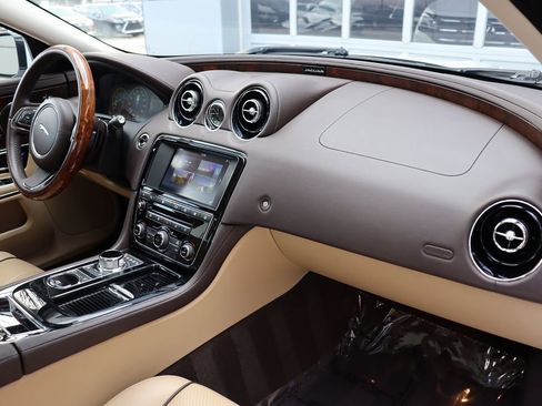 Used 2017 Jaguar XJ R-Sport image 14