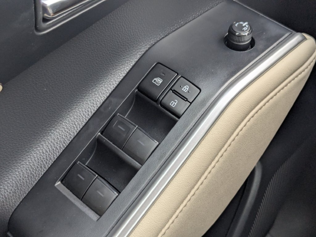 Used 2024 Toyota Highlander XLE FWD image 29