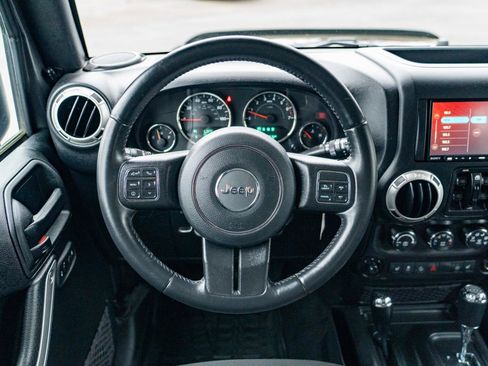 Used 2018 Jeep Wrangler Unlimited Sahara w/ Connectivity Group AWD/4WD image 24