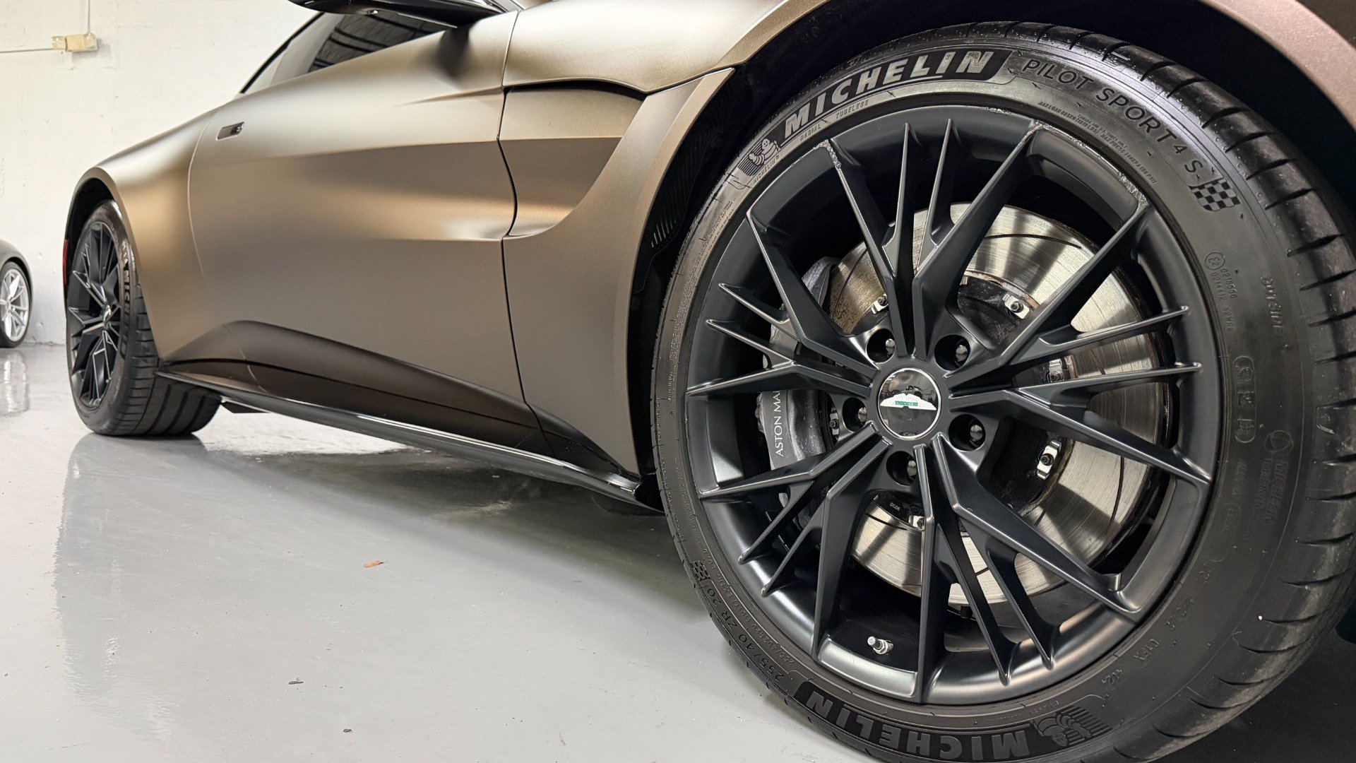 Used 2021 Aston Martin V8 Vantage Coupe RWD image 7
