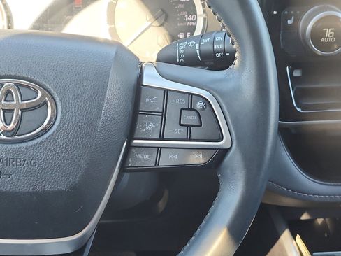 Used 2023 Toyota Highlander XLE AWD/4WD image 16