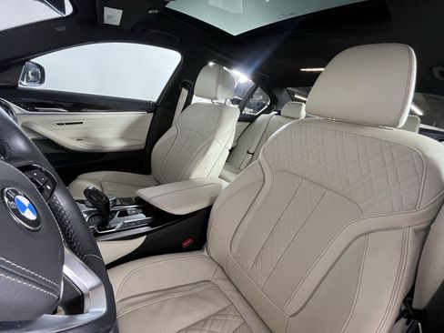 Used 2019 BMW 530e xDrive w/ Executive Package image 9