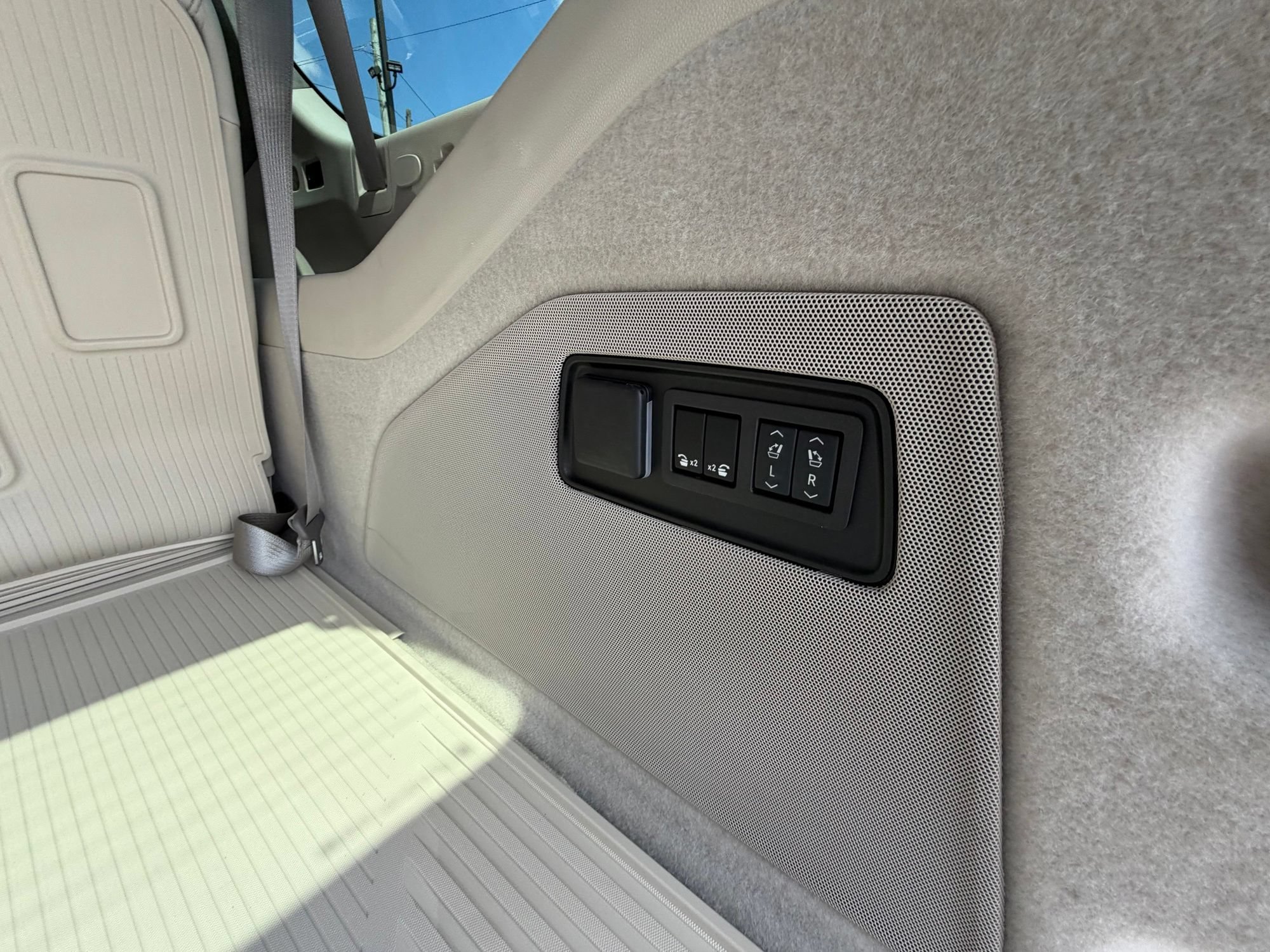 Used 2026 Cadillac Escalade ESV Platinum Sport w/ LPO, ONYX Package AWD/4WD image 13