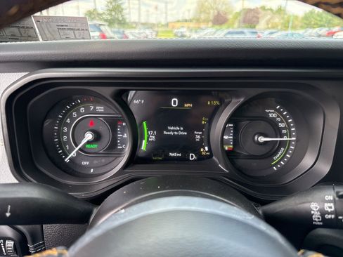 Used 2024 Jeep Wrangler Unlimited Sahara w/ Technology Group AWD/4WD image 29