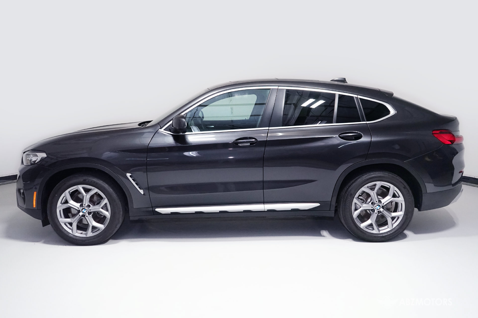 Used 2025 BMW X4 xDrive30i AWD/4WD image 4