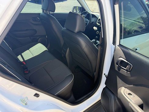 Used 2025 Hyundai Venue Limited FWD image 16