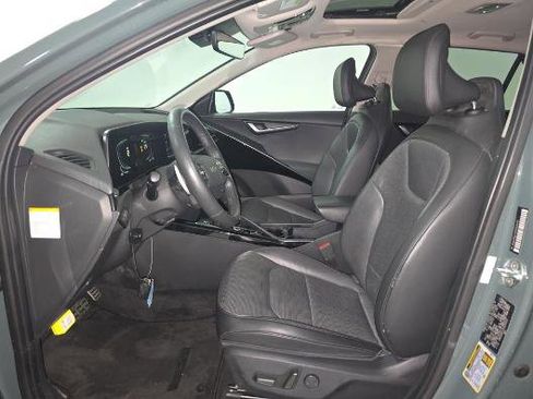Used 2023 Kia Niro SX Touring FWD image 19