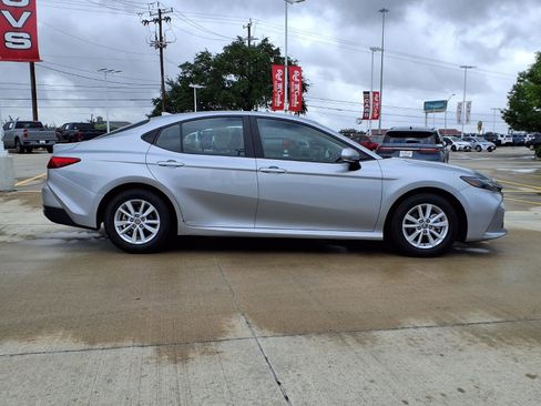 Used 2025 Toyota Camry LE FWD image 4