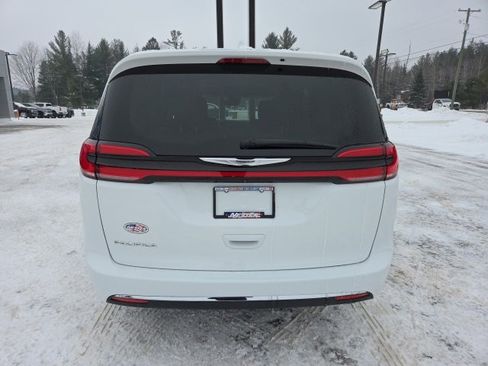 Used 2022 Chrysler Pacifica Touring-L image 24