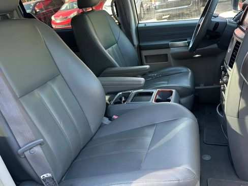 Used 2008 Chrysler Town & Country Touring FWD image 13