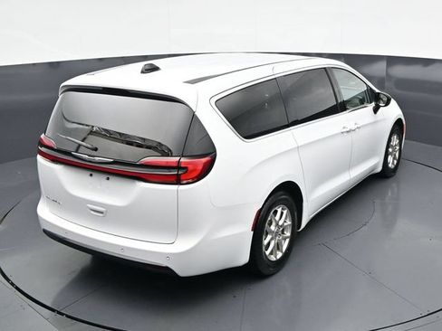Used 2024 Chrysler Pacifica Touring-L FWD image 32