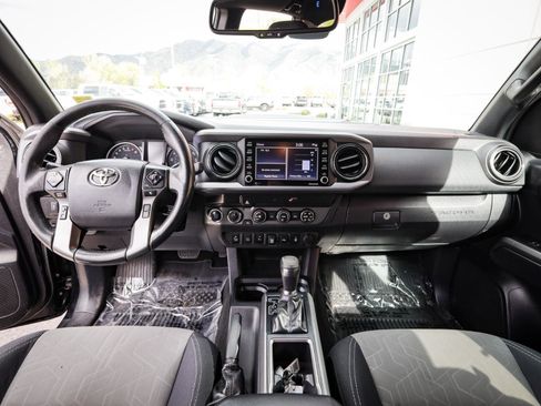 Used 2020 Toyota Tacoma TRD Sport w/ Technology Package AWD/4WD image 17