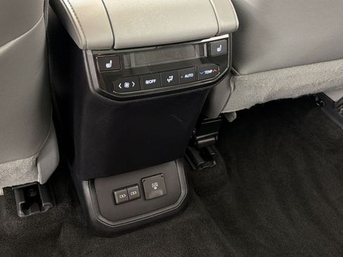 Used 2023 Toyota Highlander Platinum FWD image 37