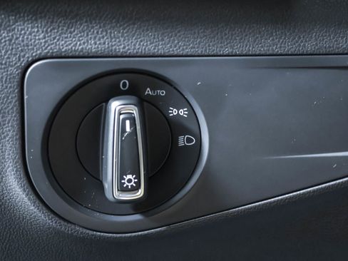 Used 2023 Volkswagen Tiguan SE image 23