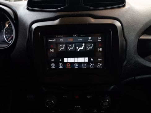 Used 2018 Jeep Renegade Latitude FWD image 13