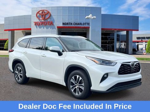 Used 2021 Toyota Highlander XLE FWD image 1