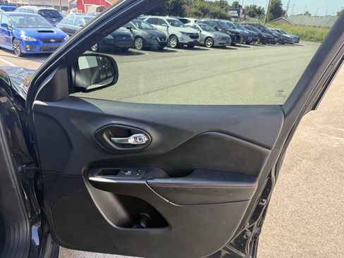 Used 2020 Jeep Cherokee Trailhawk AWD/4WD image 10