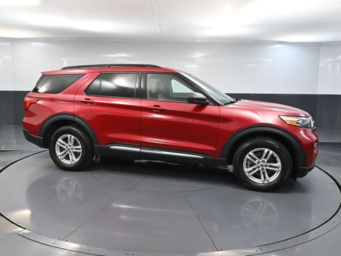 Used 2023 Ford Explorer XLT w/ Equipment Group 202A AWD/4WD image 4