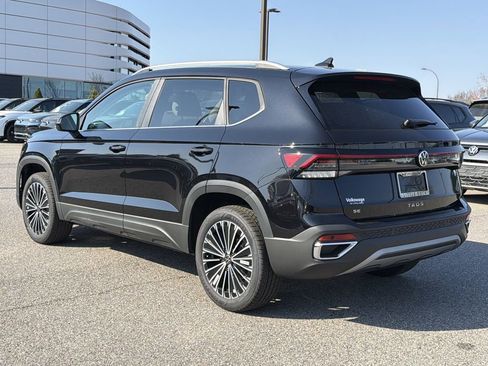 New 2026 Volkswagen Taos SE FWD image 3