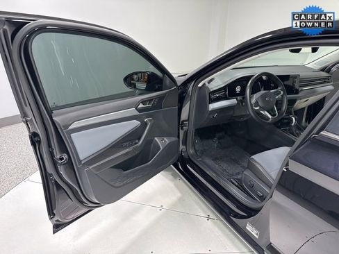 Used 2025 Volkswagen Jetta SE image 8