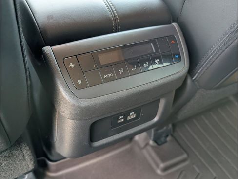 Used 2023 Nissan Pathfinder SL AWD/4WD image 19