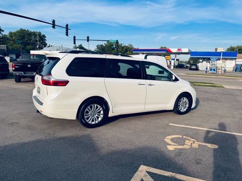Used 2015 Toyota Sienna XLE w/ XLE Navigation Package FWD image 4
