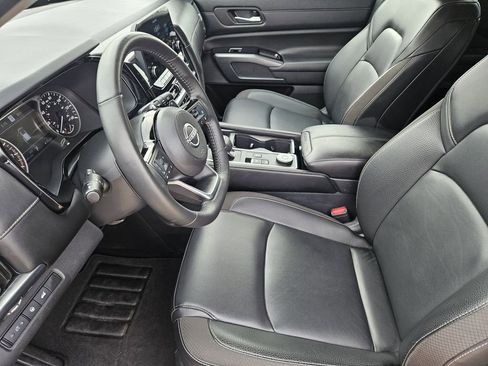 Used 2025 Nissan Pathfinder SL AWD/4WD image 18