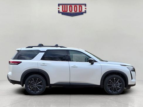 New 2026 Nissan Pathfinder SL image 2