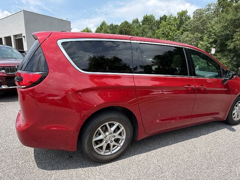 Used 2025 Chrysler Pacifica Select FWD image 8
